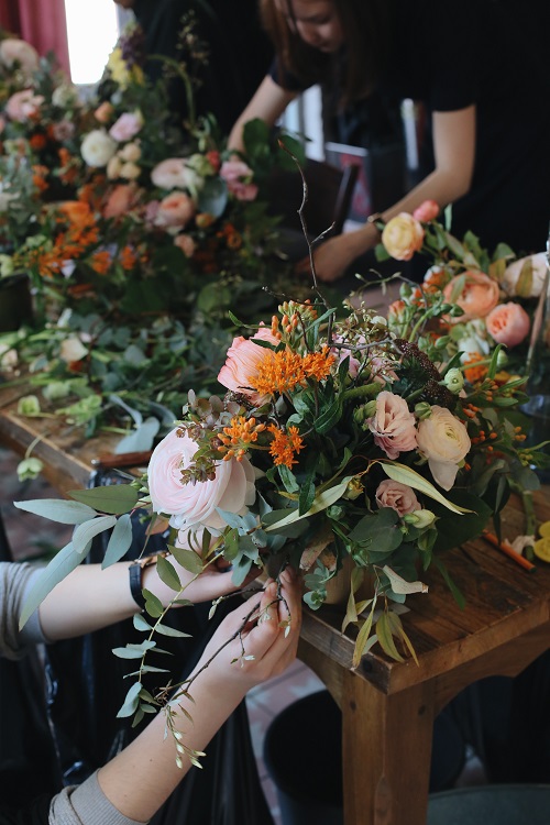 Blumenstrauß binden in der Hand